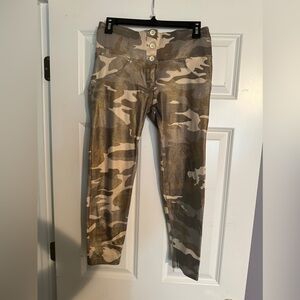 Freddy shimmery light camo skinny capris